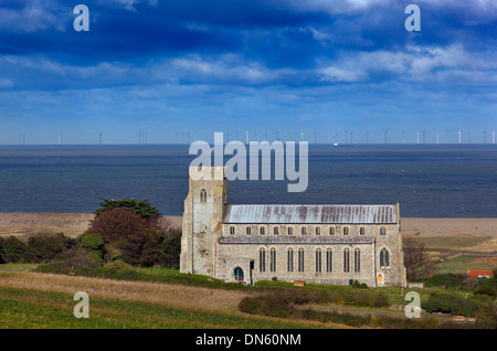 Salthouse chiesa e la Costa North Norfolk da Salthouse heath autunno Foto Stock