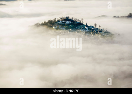 Eversberg nella nebbia, Meschede, regione di Sauerland, Nord Reno-Westfalia, Germania Foto Stock