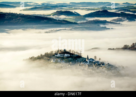 Eversberg nella nebbia, Meschede, regione di Sauerland, Nord Reno-Westfalia, Germania Foto Stock