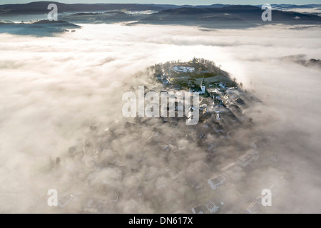 Eversberg nella nebbia, Meschede, regione di Sauerland, Nord Reno-Westfalia, Germania Foto Stock