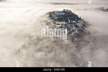 Eversberg nella nebbia, Meschede, regione di Sauerland, Nord Reno-Westfalia, Germania Foto Stock