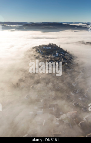 Eversberg nella nebbia, Meschede, regione di Sauerland, Nord Reno-Westfalia, Germania Foto Stock