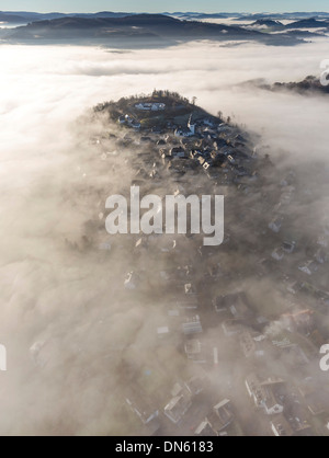 Eversberg nella nebbia, Meschede, regione di Sauerland, Nord Reno-Westfalia, Germania Foto Stock