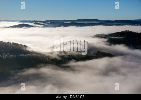 Chiuso il coperchio il cloud nelle valli di Meschede, regione di Sauerland, Nord Reno-Westfalia, Germania Foto Stock