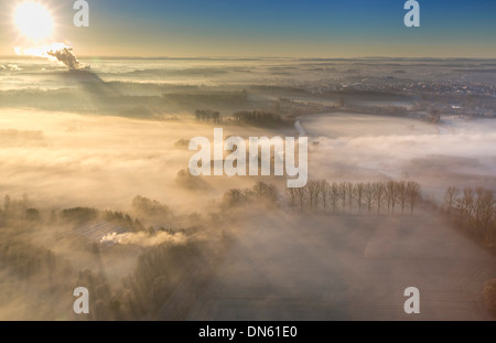Vista aerea, sunrise, Schloss Oberwerries moated castle, nebbia di mattina oltre il fiume Lippe, Hamm, la zona della Ruhr Foto Stock