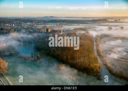 Vista aerea, Schloss Heessen castello Boarding School di nebbia di mattina oltre il fiume Lippe, Hamm-Heessen, Hamm, la zona della Ruhr Foto Stock