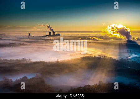 Vista aerea, sunrise, nebbia di mattina sopra il fiume Lippe, la turbina a gas power plant Trianel Power Plant, Hamm, la zona della Ruhr Foto Stock