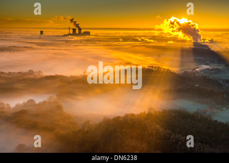 Vista aerea, sunrise, nebbia di mattina sopra il fiume Lippe, la turbina a gas power plant Trianel Power Plant, Hamm, la zona della Ruhr Foto Stock