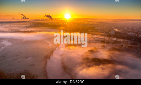 Vista aerea, sunrise, nebbia di mattina sopra il fiume Lippe, la turbina a gas power plant Trianel Power Plant, Hamm, la zona della Ruhr Foto Stock