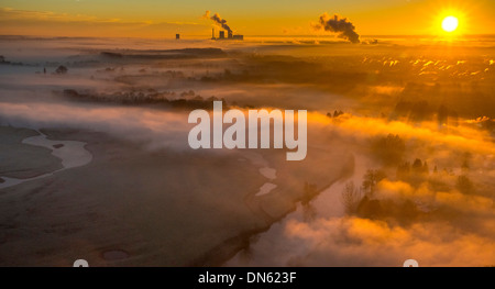 Vista aerea, sunrise, nebbia di mattina sopra il fiume Lippe, la turbina a gas power plant Trianel Power Plant, Hamm, la zona della Ruhr Foto Stock