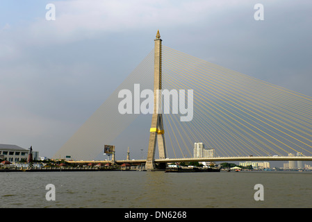 Rama VIII ponte sopra il fiume Chao Phraya, Bangkok, Thailandia Foto Stock