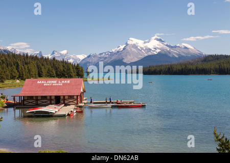 Il Boathouse sul Lago Maligne, Jasper National Park, Canada Foto Stock