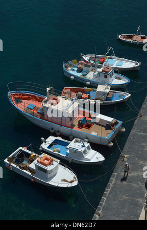 Le barche nel porto di Lipari, isola di Lipari, Isole Eolie, Italia Foto Stock