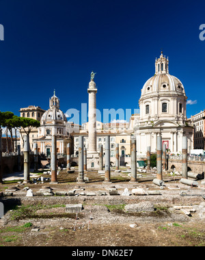 Il Foro di Traiano con la Colonna di Traiano e le colonne della Basilica Ulpia, le chiese della Chiesa SS Nome di Maria e Foto Stock