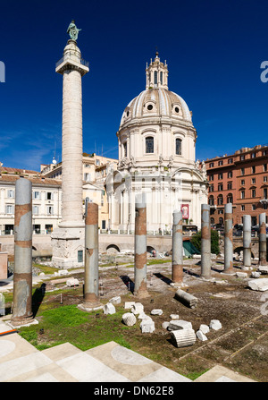 Il Foro di Traiano con la Colonna di Traiano e le colonne della Basilica Ulpia, Chiesa SS Nome di Maria e Bernardo, Roma Foto Stock