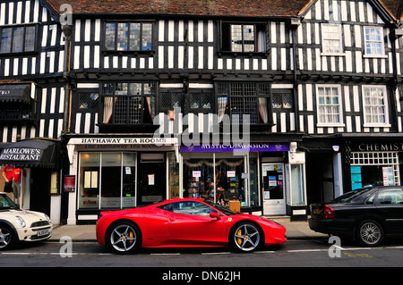 Ferrari auto parcheggiate davanti a una casa in legno e muratura, Stratford-upon-Avon, Warwickshire, Inghilterra, Regno Unito Foto Stock
