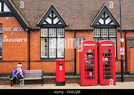 Red cabine telefoniche e un rosso casella postale, Stratford-upon-Avon, Warwickshire, Inghilterra, Regno Unito Foto Stock