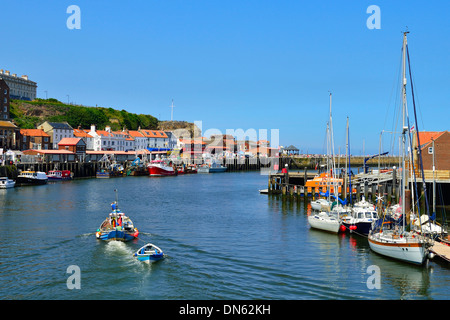 Una barca da pesca che lascia il porto, Whitby, North Yorkshire, Inghilterra, Regno Unito Foto Stock