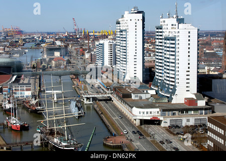 Il centro di Columbus Bremerhaven, centro commerciale, ufficio e gli edifici residenziali, Porto Vecchio con navi museo, Bremerhaven, Brema Foto Stock