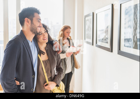 Persone ammirando arte in galleria Foto Stock