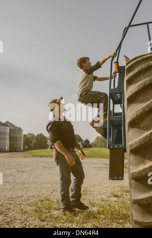 Caucasian padre e figlio lavora in azienda Foto Stock