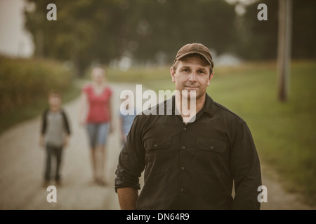 L'agricoltore caucasici con la famiglia sulla strada sterrata Foto Stock