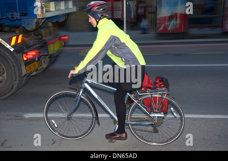 Ciclista in centro a Londra, Inghilterra. Foto Stock