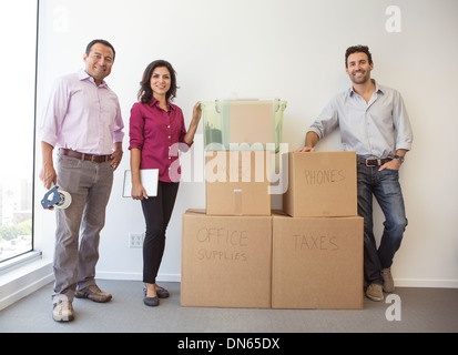 La gente di affari in piedi nel nuovo ufficio Foto Stock