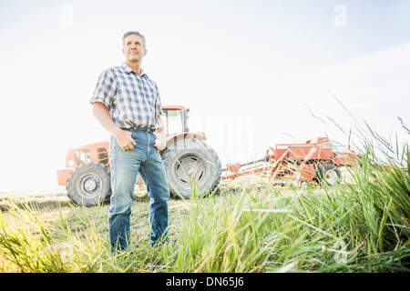L'agricoltore caucasici in piedi in campo Foto Stock