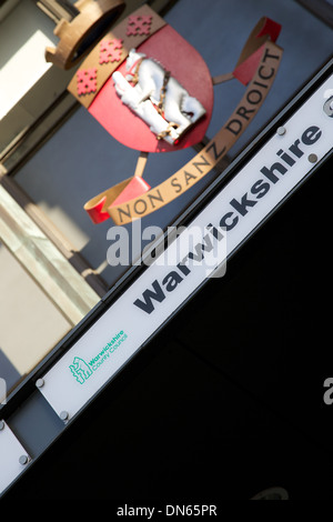 Il Crest e firmare al di fuori della sede del Warwickshire County Council in Warwick Foto Stock
