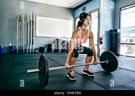 Donna asiatica che lavora fuori in palestra Foto Stock