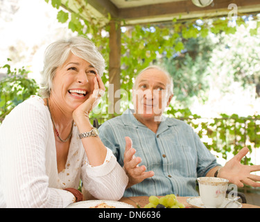 Paio di fare colazione all'aperto Foto Stock