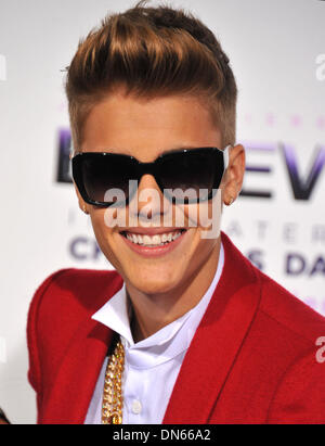 Dic. 18, 2013 - Los Angeles, California, Stati Uniti - Cantante JUSTIN BIEBER partecipa alla premiere di strada aperta film' 'Justin Bieber's credere" tenutasi presso il Regal Cinemas L.A. Vive a Los Angeles. (Credito Immagine: © D. lunga/Globe foto/ZUMAPRESS.com) Foto Stock