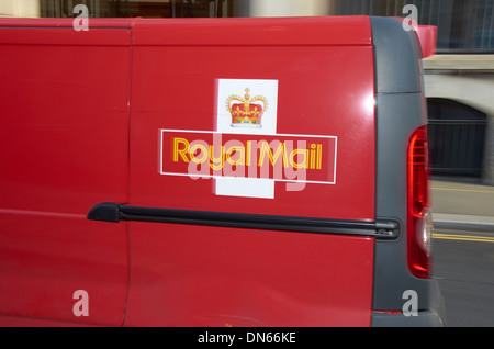 Royal Mail van sulla strada. Foto Stock