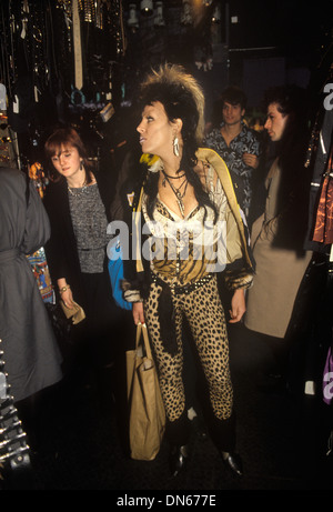 Punk Street style fashion anni '1980 Regno Unito. Fai shopping all'interno, al Great Gear Market di Kings Road Chelsea, Londra, donna che indossa abiti alla moda 1983 England HOMER SYKES Foto Stock