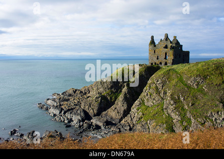 Castello in rovina che guarda al mare sulle scogliere della costa ovest della Scozia. Foto Stock