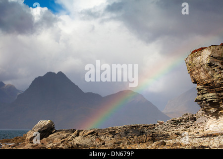 Sgur na stri, Nero Cuillins visualizzati sul Loch Scavaig, Elgol sull'Isola di Skye nelle Highlands scozzesi in drammatico meteo Foto Stock