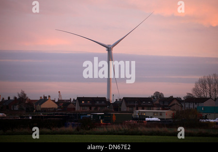 I mondi più grande e più potente turbina eolica incombe sulla città di Winchester, Fife. Foto Stock