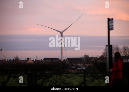 I mondi più grande e più potente turbina eolica incombe sulla città di Winchester, Fife. Foto Stock