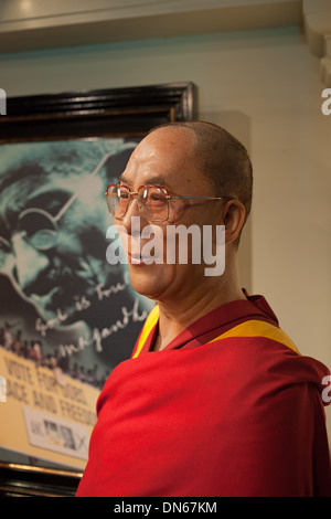 Dalai Lama cera figura nel museo di Madame Tussauds di Amsterdam nei Paesi Bassi. Foto Stock