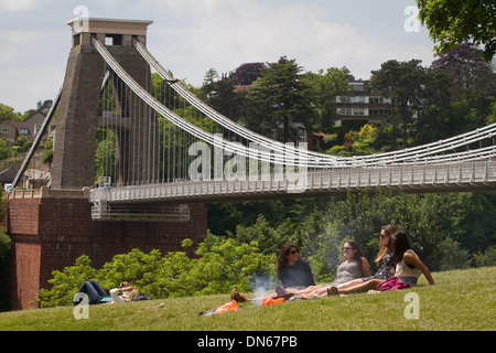 Gli studenti fanno la maggior parte del tempo caldo nella parte anteriore del ponte sospeso di Clifton, Bristol Foto Stock