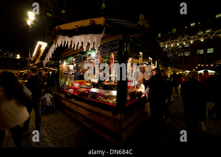 Manchester, Natale, mercato, stallo 2013, notte, Europeo, Tedesco, Italiano, inverno, Dicembre, Inghilterra, UE, commercio, business Foto Stock