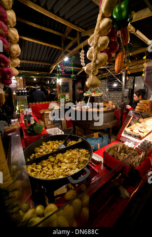 Manchester, Natale, mercato, stallo 2013, notte, Europeo, Tedesco, Italiano, inverno, Dicembre, Inghilterra, UE, commercio, business Foto Stock