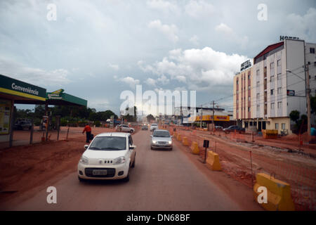 Cuiaba, Brasile. 12 Dic, 2013. Una scena di strada Cuiaba, Brasile, 12 dicembre 2013. Cuiaba è una posizione per la Coppa del Mondo 2014 in Brasile. Foto: Marcus Brandt/dpa/Alamy Live News Foto Stock