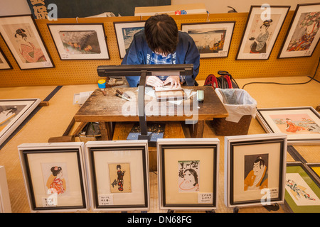 Giappone, Honshu, Kanto, Tokyo, Asakusa, Edo Shitamachi Artigianato Tradizionale Museum, dimostrazione di Woodblock rendendo Foto Stock