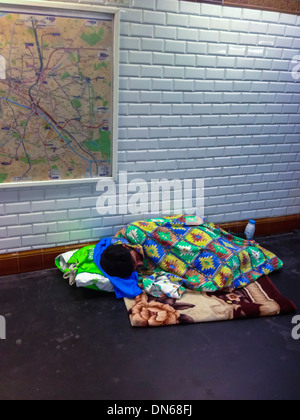 Parigi, Francia, crisi dei senzatetto, uomo che dorme nel corridoio della stazione della metropolitana Foto Stock