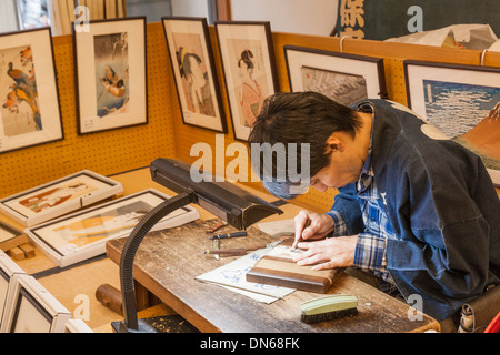 Giappone, Honshu, Kanto, Tokyo, Asakusa, Edo Shitamachi Artigianato Tradizionale Museum, dimostrazione di Woodblock rendendo Foto Stock