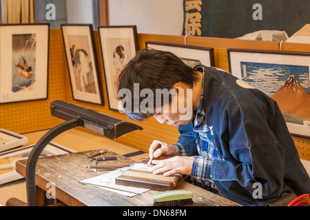 Giappone, Honshu, Kanto, Tokyo, Asakusa, Edo Shitamachi Artigianato Tradizionale Museum, dimostrazione di Woodblock rendendo Foto Stock