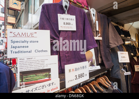 Giappone, Honshu, Kanto, Tokyo, Asakusa, i negozi di abbigliamento tradizionale giapponese per stranieri Foto Stock