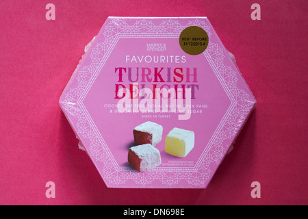 Scatola di Marks & Spencer preferiti Turkish Delight cucinato in modo tradizionale in open pans & delicatamente spolverato di zucchero a velo Foto Stock